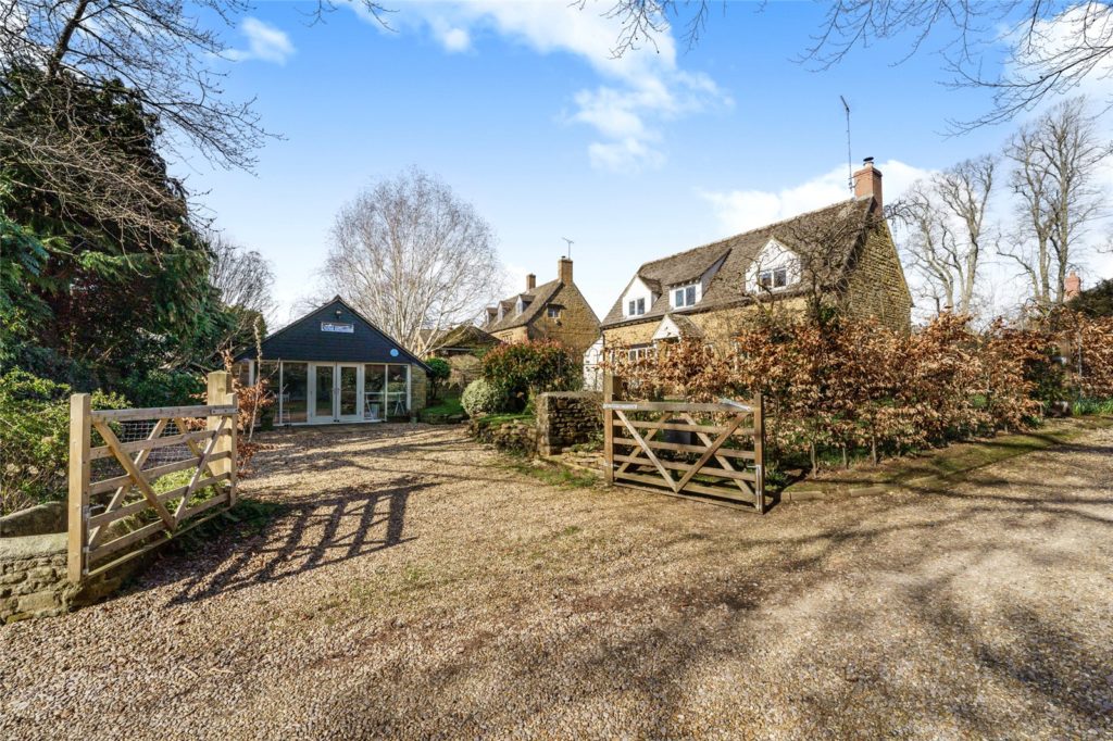 Manor Road, Adderbury, Banbury, Oxfordshire, OX17 3EL